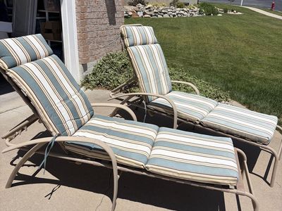Free outdoor lounge chairs including cushions