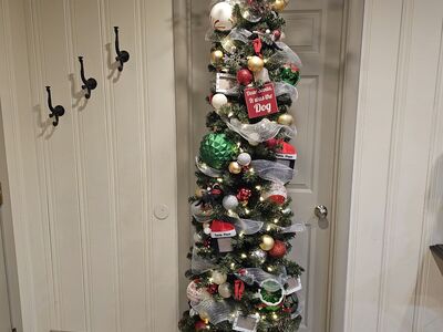 NEW 7FT PRELIT DOG CHRISTMAS TREE (ORNAMENTS AND RIBBONS INCLUDED)