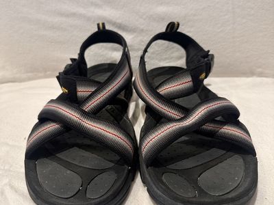 Keen men’s size 12 black/gray with red trim, casual sandals