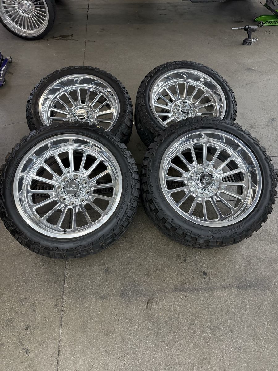 LIKE NEW 24x12 HR forged h913 wheels/ 35x13.50r24 amp m/t 8x180