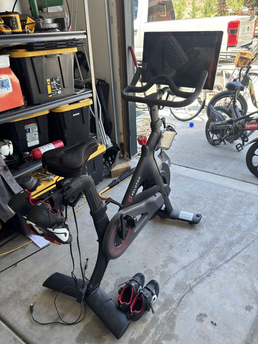 Peloton Bike Exercise Bike - Used, Excellent Condition with Shoes - Interactive Fitness