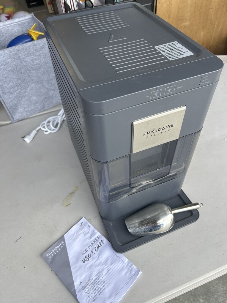 Countertop nugget ice maker