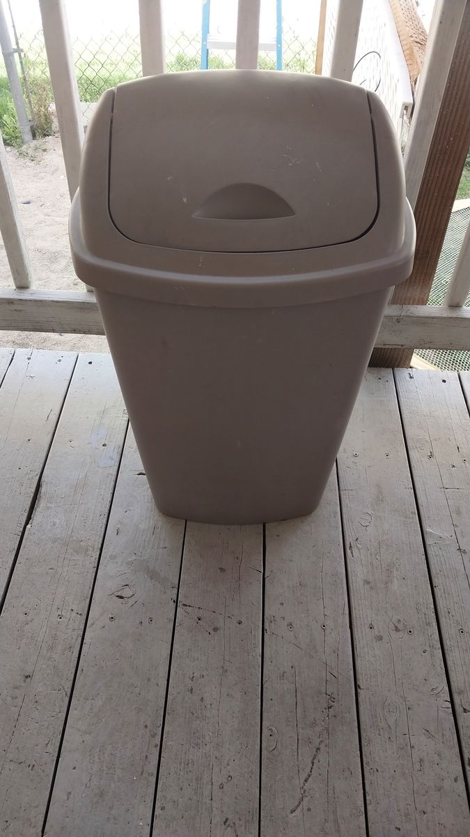 Trash can 13.2 Gal