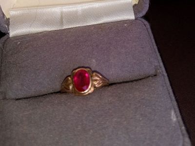 Vintage 10K Gold Red Ruby Solitaire Ring with Floral Leaf Accents - Size Unknown