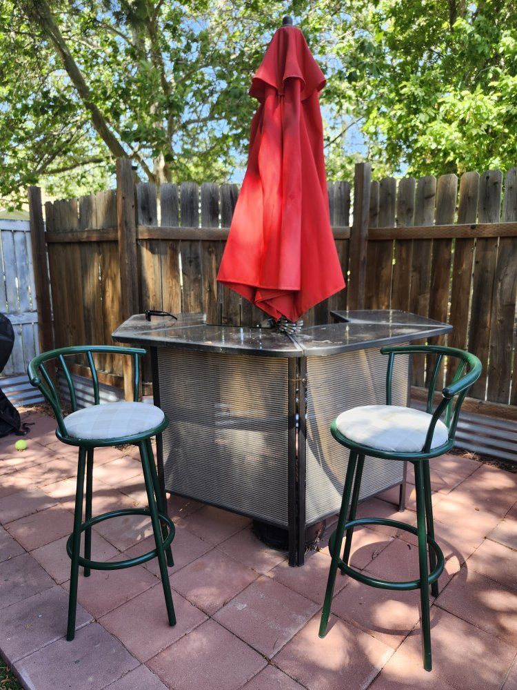 Outdoor Bar and 2 Bar stools