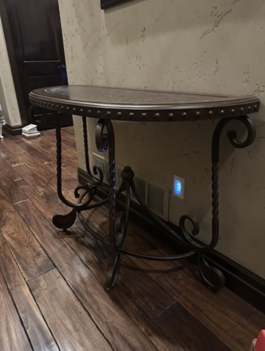 Lovely Sofa/End Table