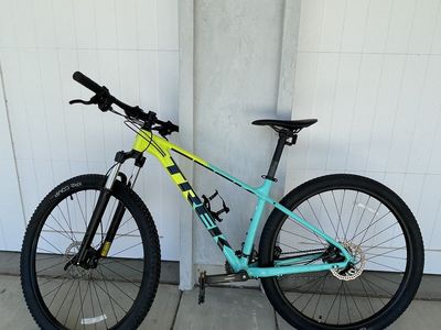 Beautiful Trek Marlin 5 (Volt/Miami Green Fade) - Upgraded Flat Protection. $499 obo