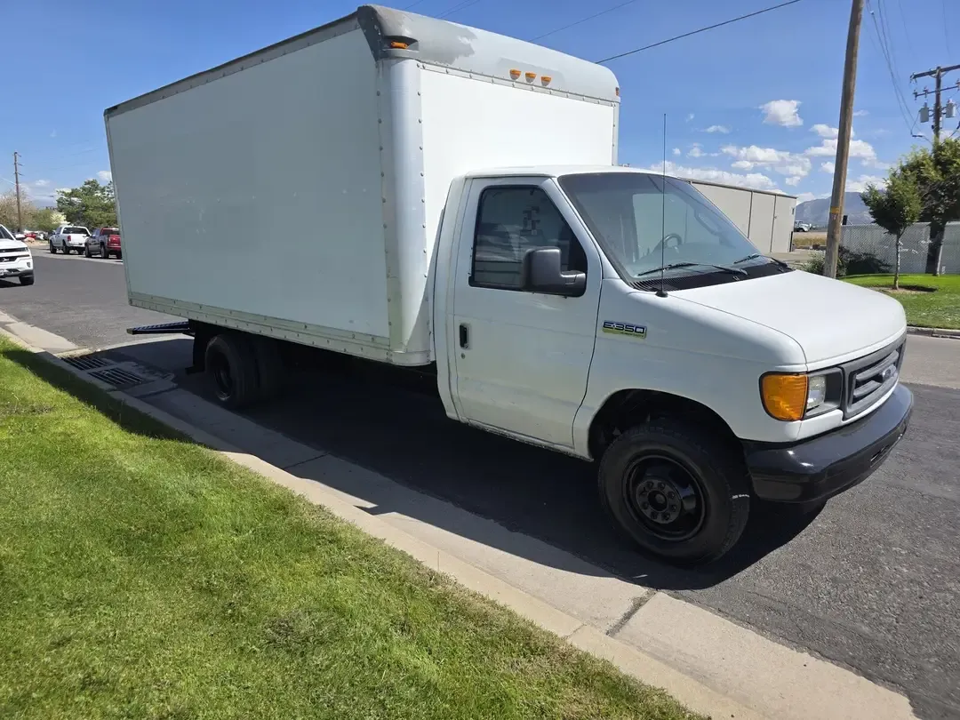 2006 Ford E-35- 16ft box