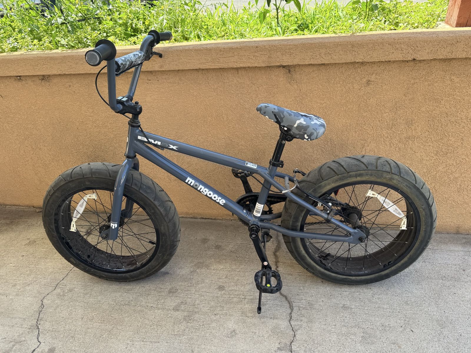20” Mongoose BMaX All-Terrain Fat Tire mountain bike black/Gray