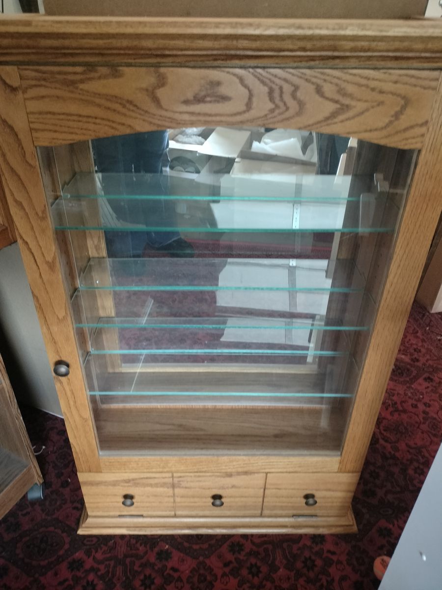 Standing curio cabinet