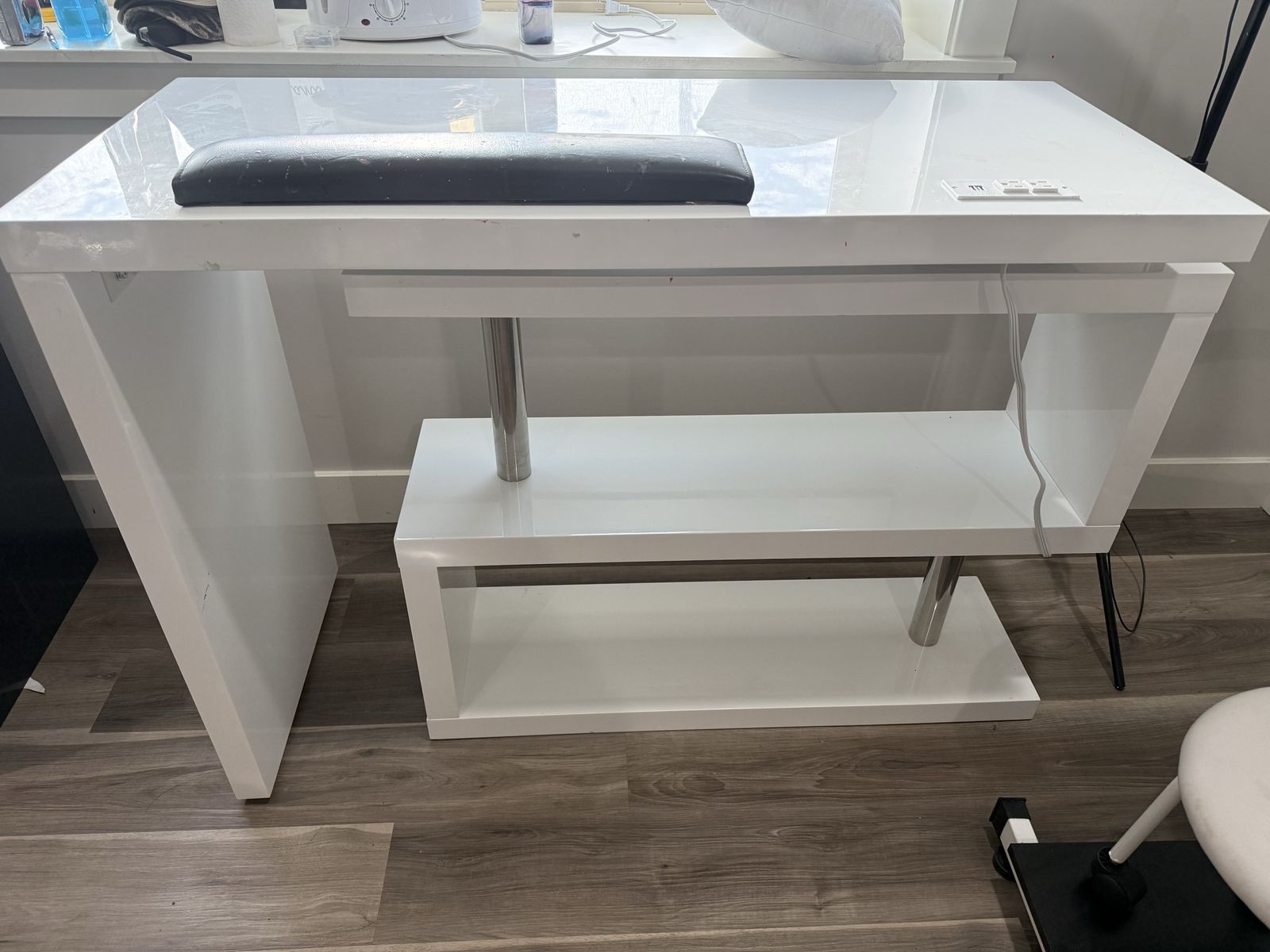 White Nail table with Power Supply & Storage + Adjustable chair