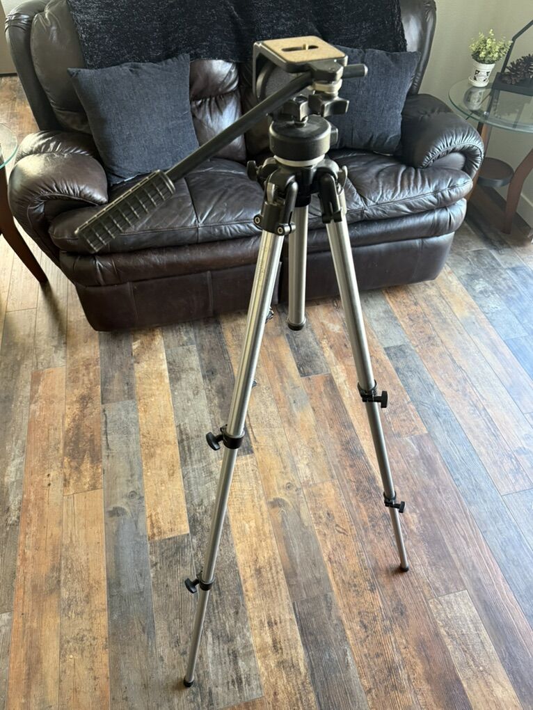 Bogen 3001-series style professional tripod (New)