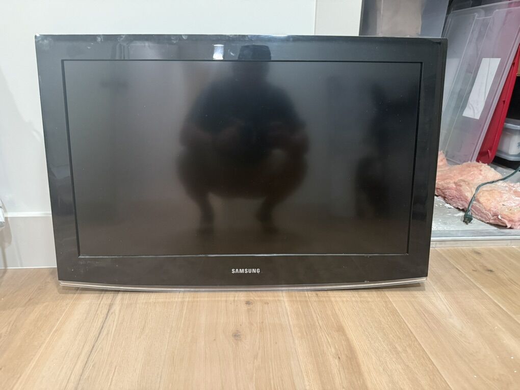 Samsung 32” Flat-Screen TV – Works Great