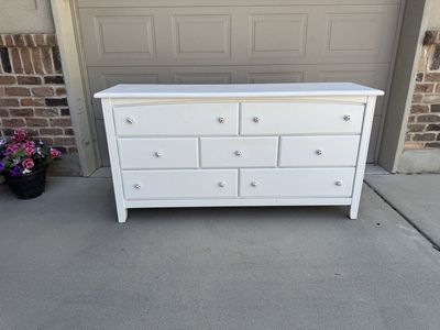 White 7-Drawer Dresser with Polka Dot Knobs - very clean drawers!
