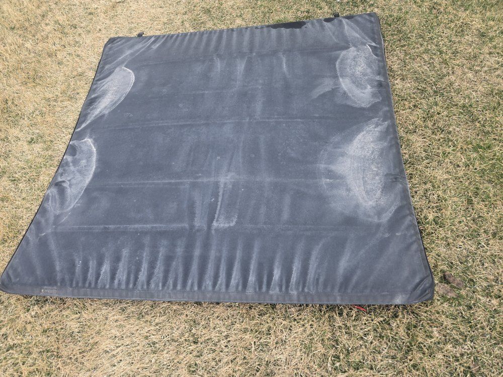 short bed trick trifold bed cover  in good shape.