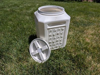 35 LB Vittles Vault