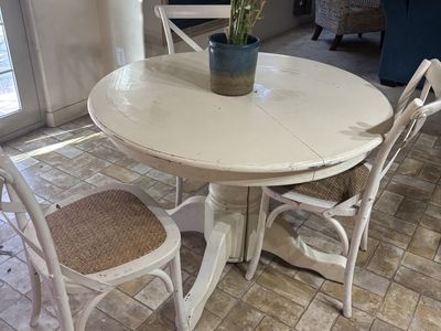 Solid oak Table And Chairs Sits 8 With Extendor