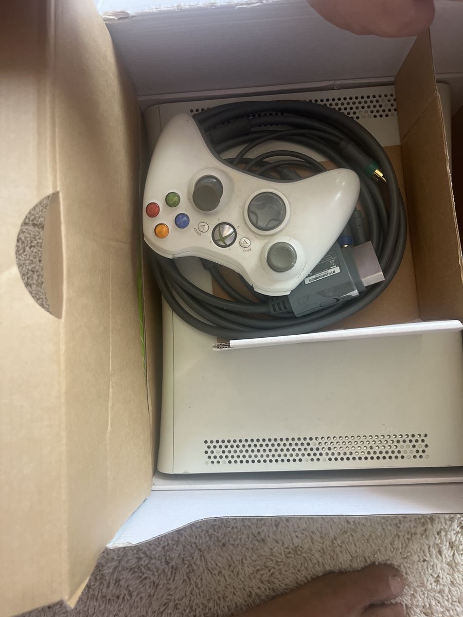 Microsoft Xbox 360 Original Console White with Controller & Cables