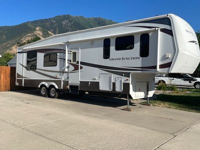 Grand Junction Fifth Wheel Travel Trailer - Spacious & Ready for Adventure
