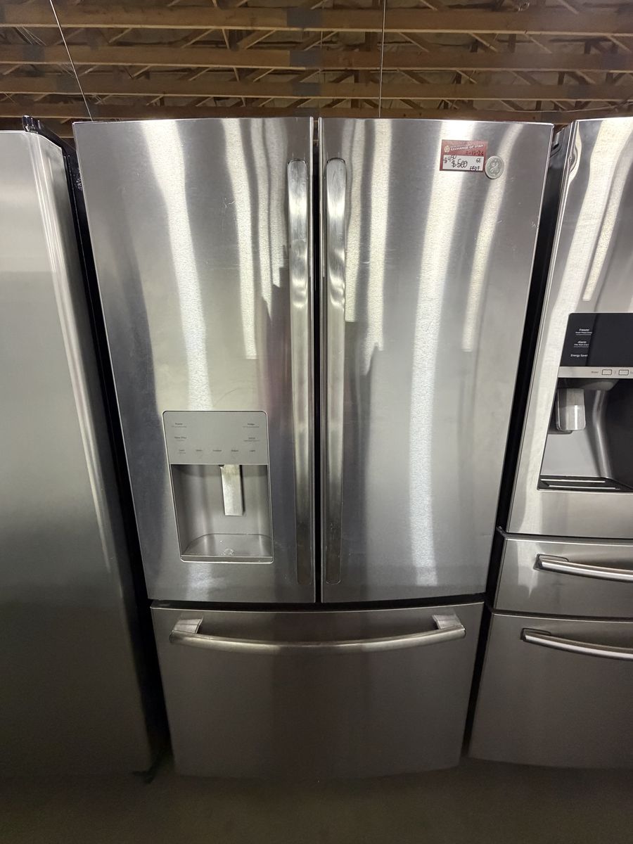 BEAUTIFUL GE STAINLESS FRENCH DOOR FRIDGE