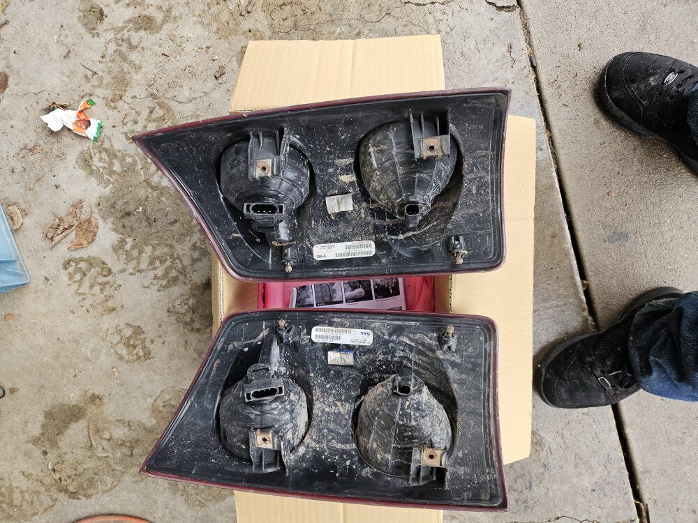 dodge ram 2500 07 right and left taillights