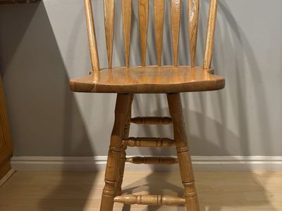 Classic Oak Wood Spindle Back Bar Stool Counter Height Swivel Chair (set of 2)