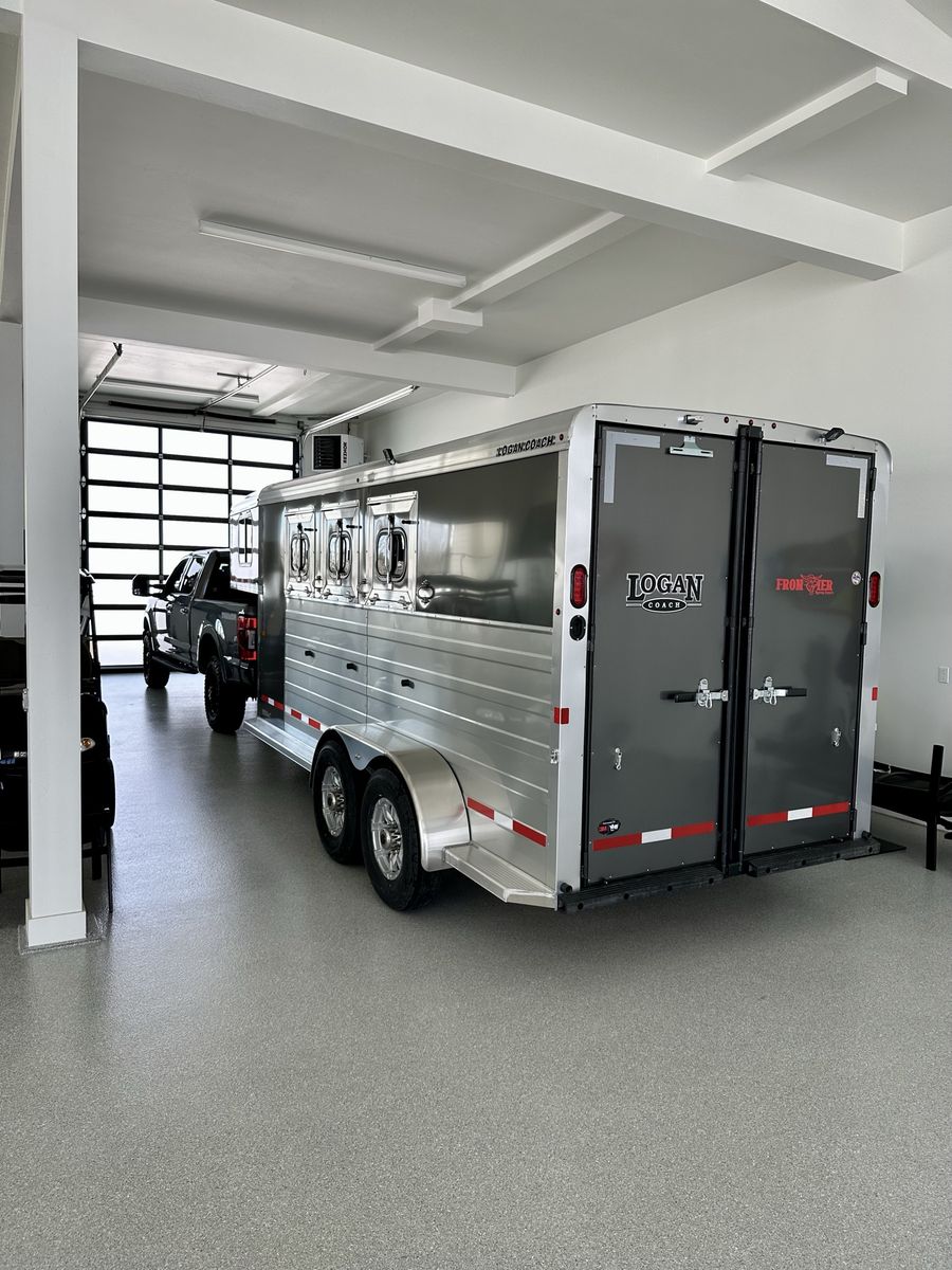 2023 Logan Coach Bullseye 3 horse with side tack