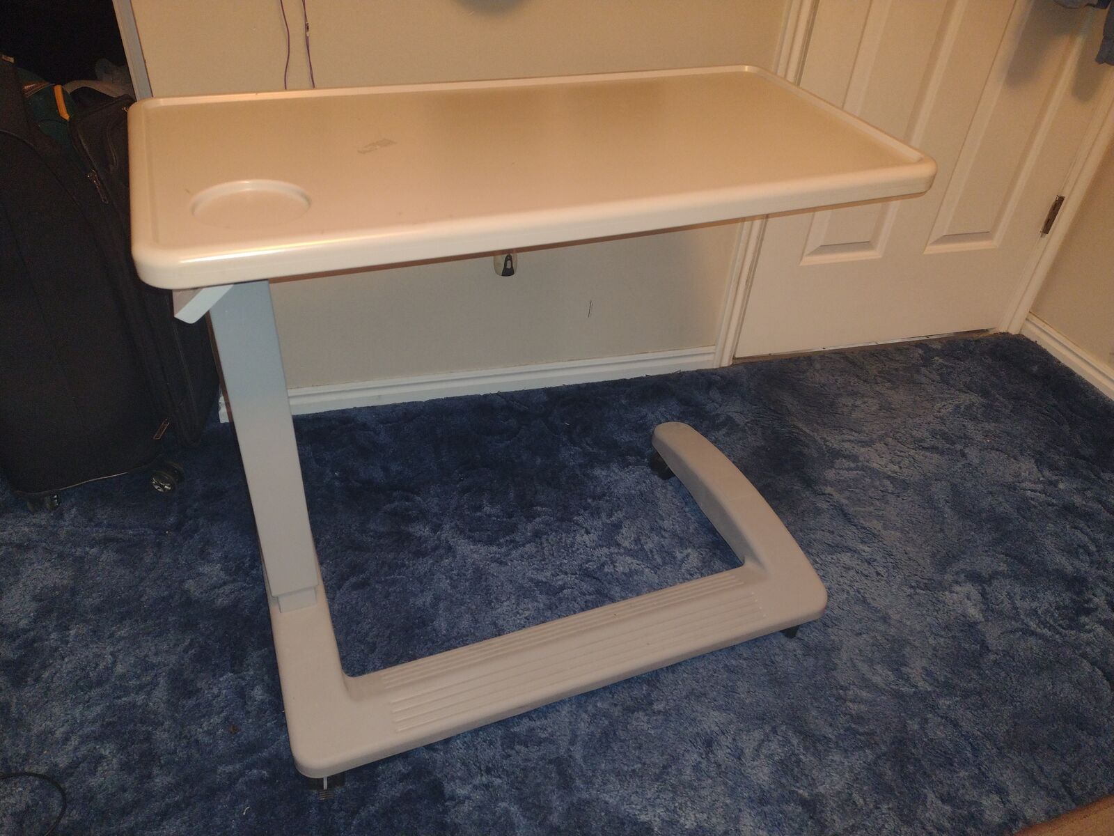 Adjustable hospital bed table