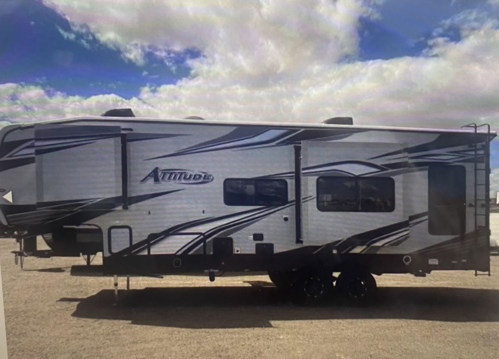PRICE REDUCED! 2019 Eclipse Attitude Wide Lite 28SAG 5th Wheel Toy Hauler – Generator, Fuel Station, Solar, 2 Slides