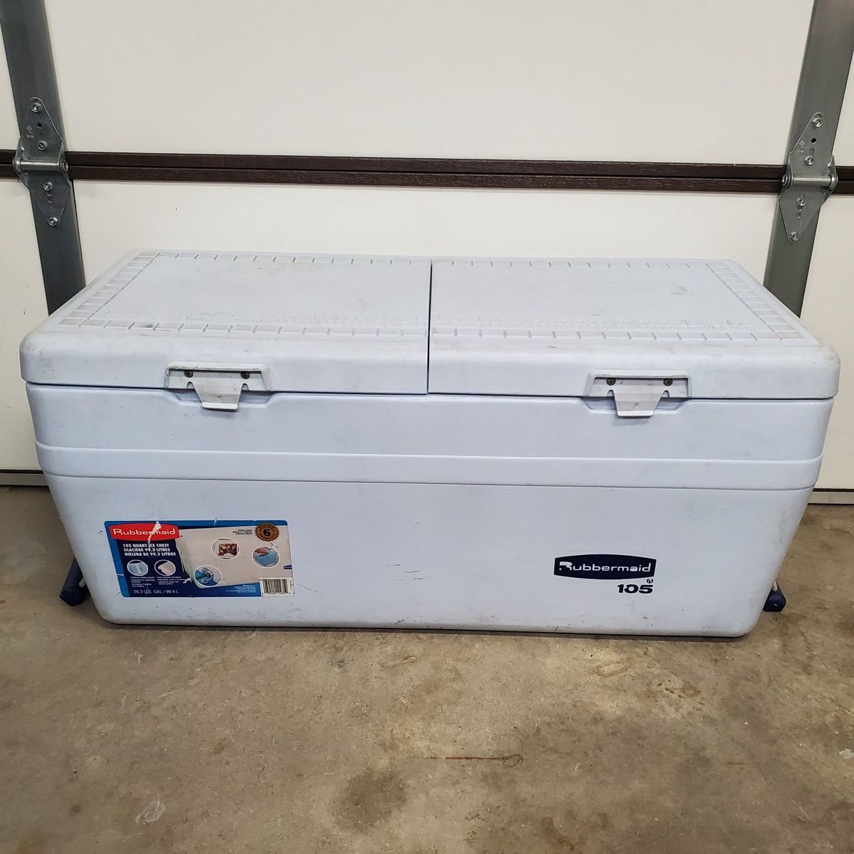Large Rubbermaid Ice Chest Cooler - 105 Quart