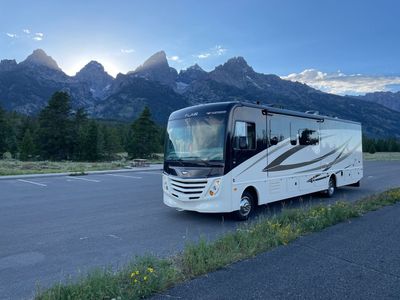 Beautiful 2019 Fleetwood Flair 35R Motorhome