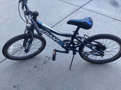 Giant XTC Jr 20 Kids Mountain Bike - 20" Wheels, Shimano RevoShift, Blue/Black