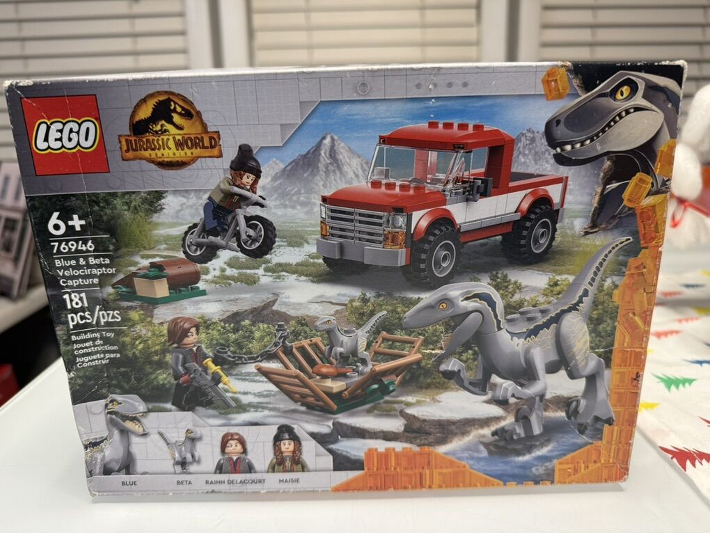 New LEGO Jurassic World Velociraptor 76946