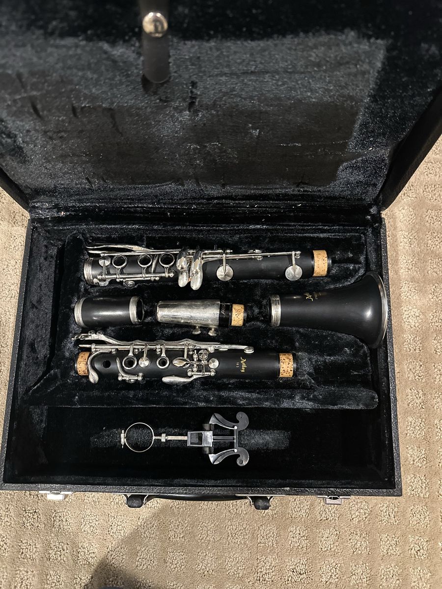 Artley 18-S-90 Clarinet with Hard Case and Accessories