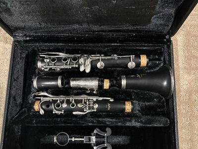 Artley 18-S-90 Clarinet with Hard Case and Accessories