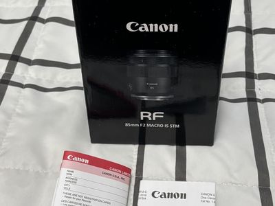 Canon RF 85mm F2 Macro lens LNIB. With hood and filter