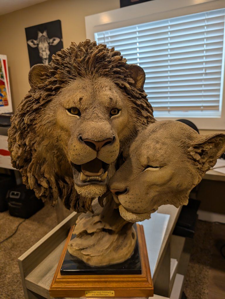 Lion and lioness Resign Statue