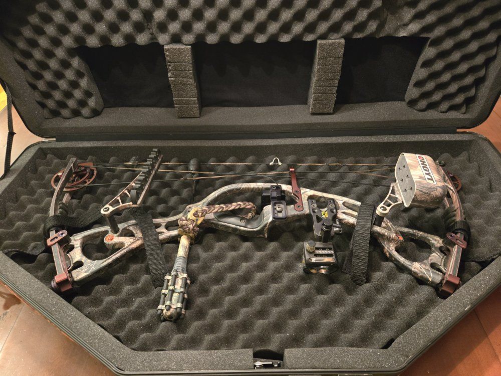 50-60# Hoyt Rampage XT Compound Bow Package w/ Hard Case – Ready to use.