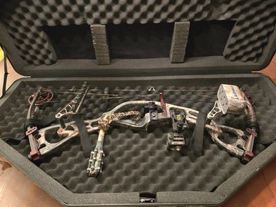50-60# Hoyt Rampage XT Compound Bow Package w/ Hard Case – Ready to use.