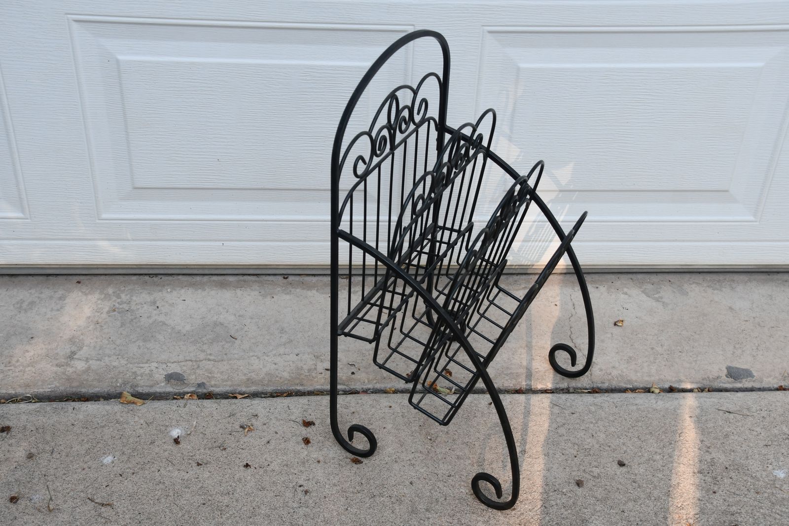 METAL MAGAZINE RACK ~ BLACK ~ 23" x 13" x 11" ~ HEAVY ~ QUALITY ~ HOME ~ PATIO ~ CLEAN!