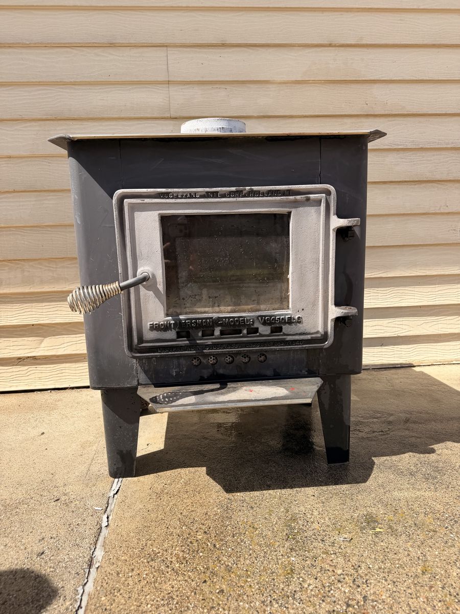 Vogelzang VG450ELG Wood Stove — BAFFLE NEEDS REPLACEMENT — SEE PHOTO — $200 OBO