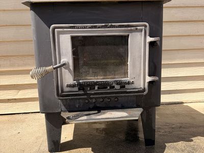Vogelzang VG450ELG Wood Stove — BAFFLE NEEDS REPLACEMENT — SEE PHOTO — $200 OBO