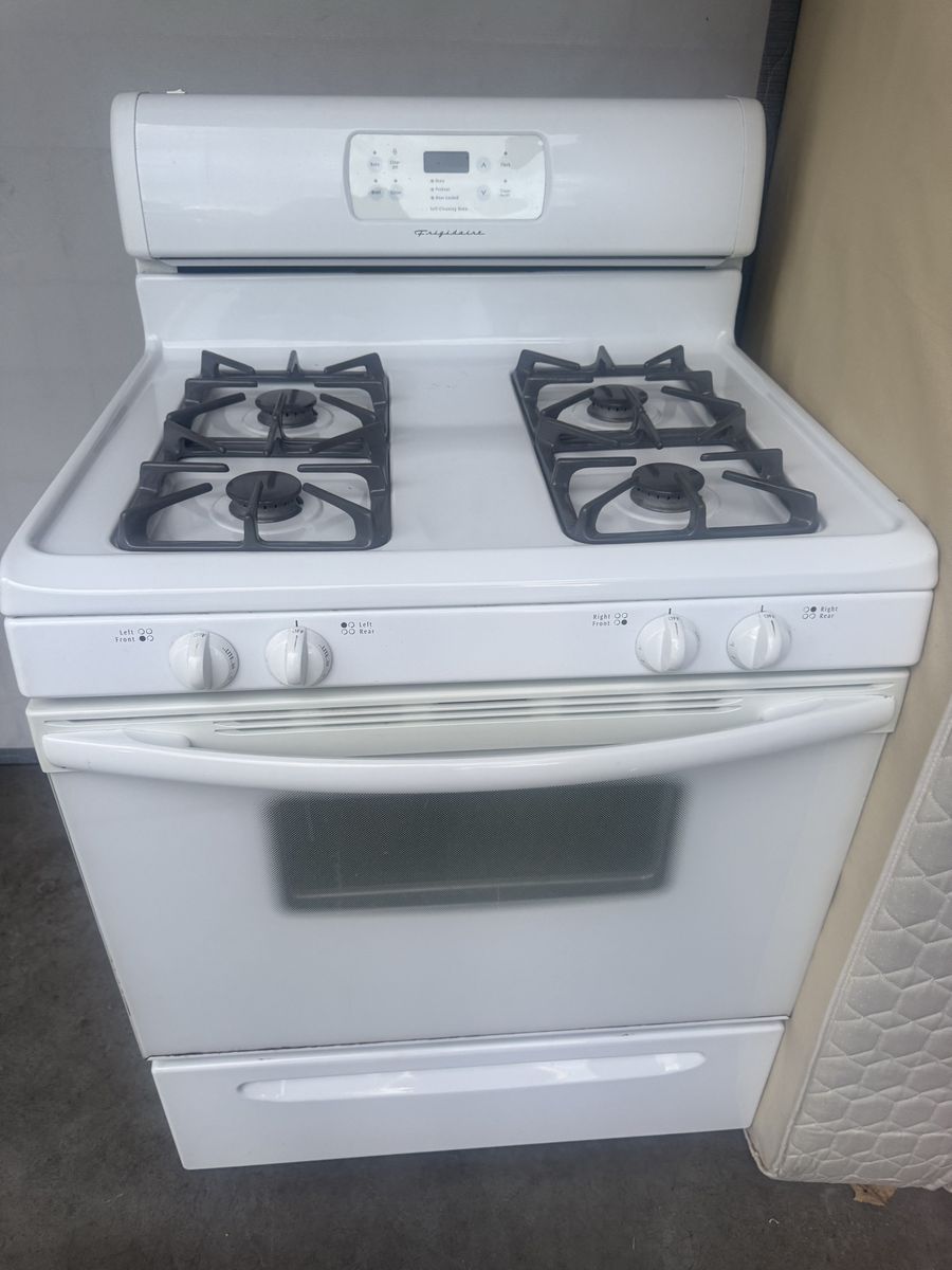Frigidaire White Gas Range Stove with 4 Burners and Oven all working great $130