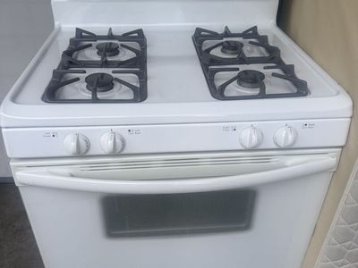Frigidaire White Gas Range Stove with 4 Burners and Oven all working great $130