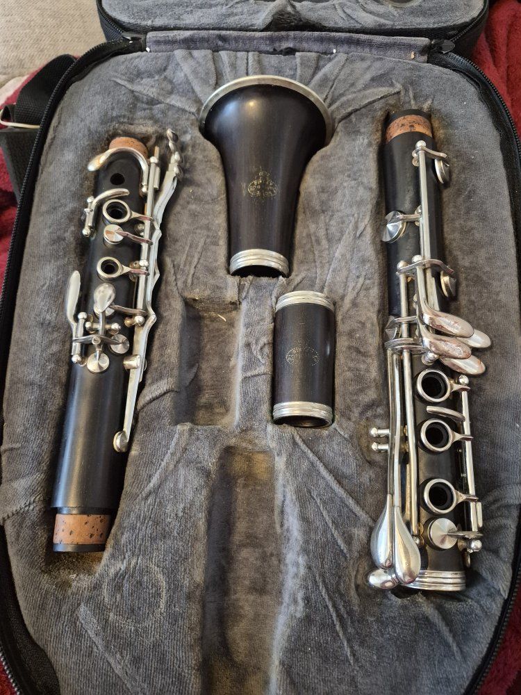 Buffet e11 Intermediate Wood Clarinet with Warranty 