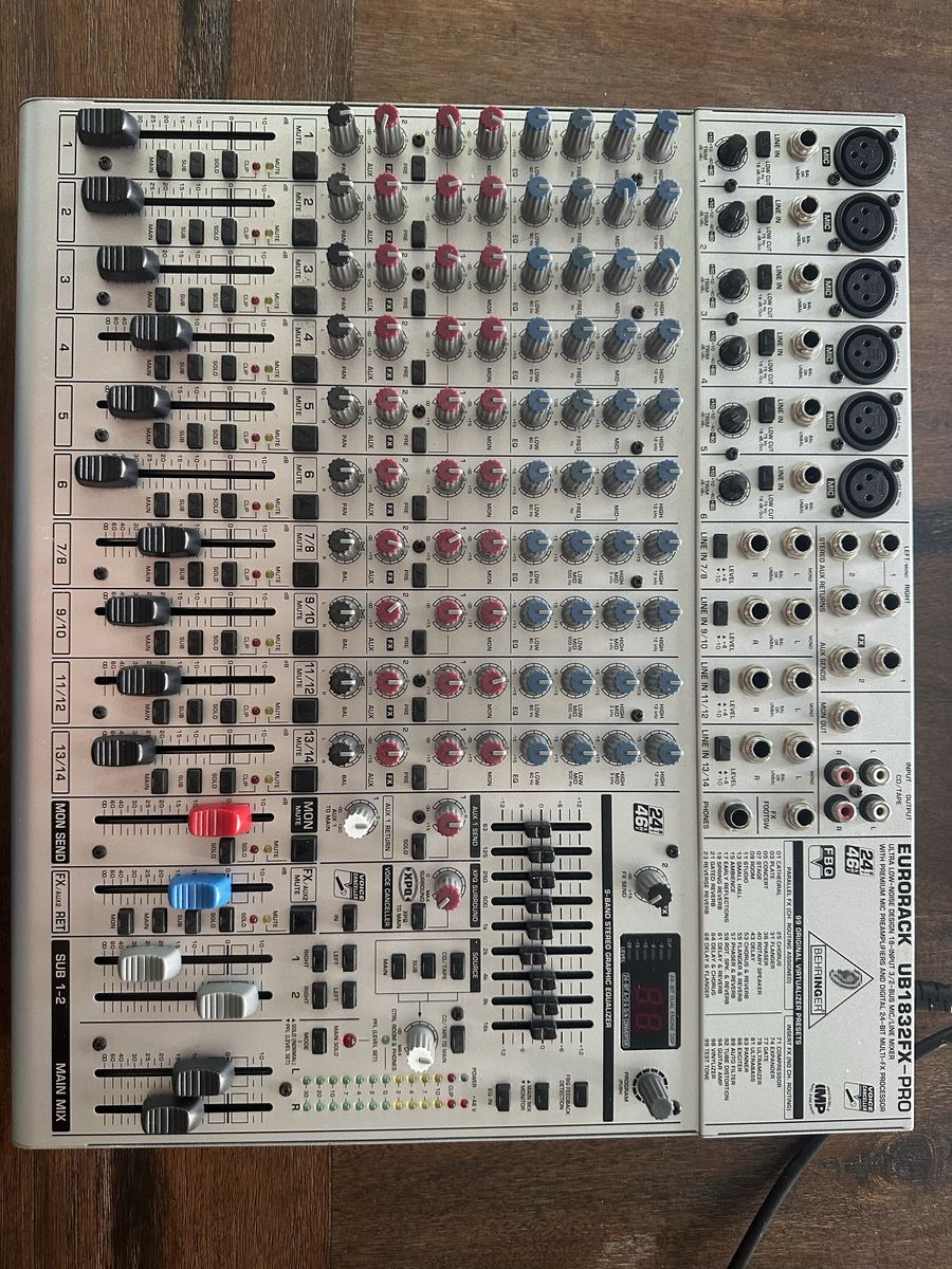 Behringer Eurorack UB1832FX-PRO 18-Input 3/2-Bus Mic/Line Mixer Multi-FX Processor