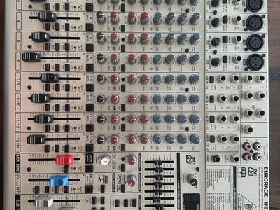 Behringer Eurorack UB1832FX-PRO 18-Input 3/2-Bus Mic/Line Mixer Multi-FX Processor