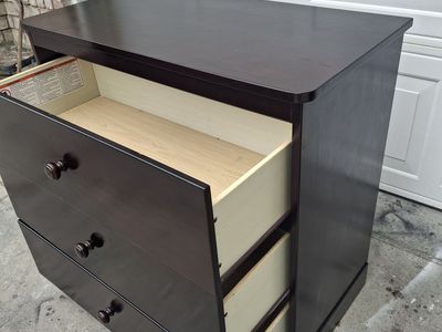 kids all wood 3 drawers dresser/luci