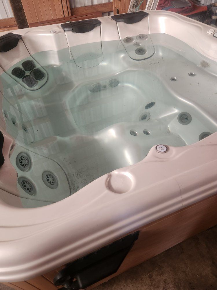 BULLFROG SPAS 552 Hot Tub 7'10"x7'10" 5 Jetpacks, 5 Seats, 2 Pumps, LED Lights, Cover, and 30-day Warranty - CAN DELIVER