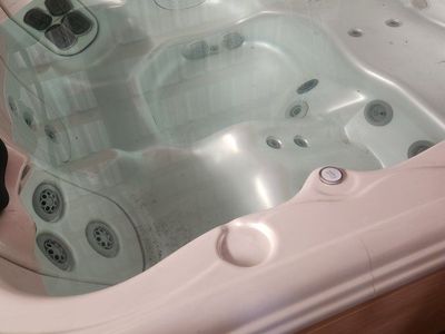 BULLFROG SPAS 552 Hot Tub 7'10"x7'10" 5 Jetpacks, 5 Seats, 2 Pumps, LED Lights, Cover, and 30-day Warranty - CAN DELIVER